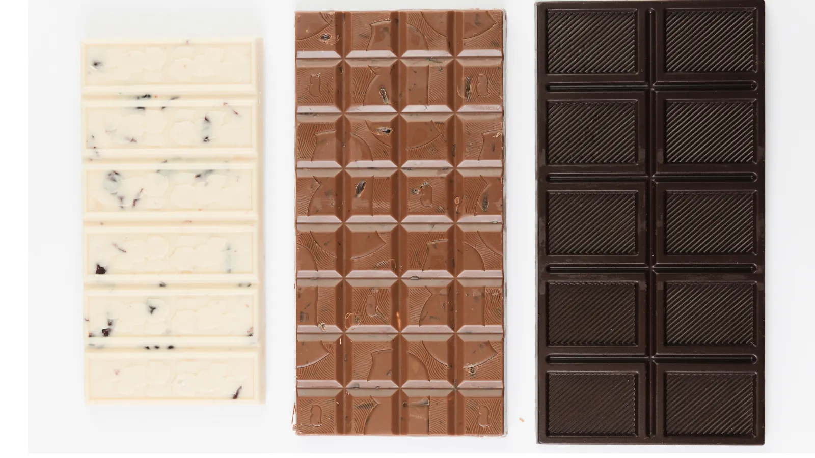 ホワイトチョコレート、ミルクチョコレート、ダークチョコレートの写真