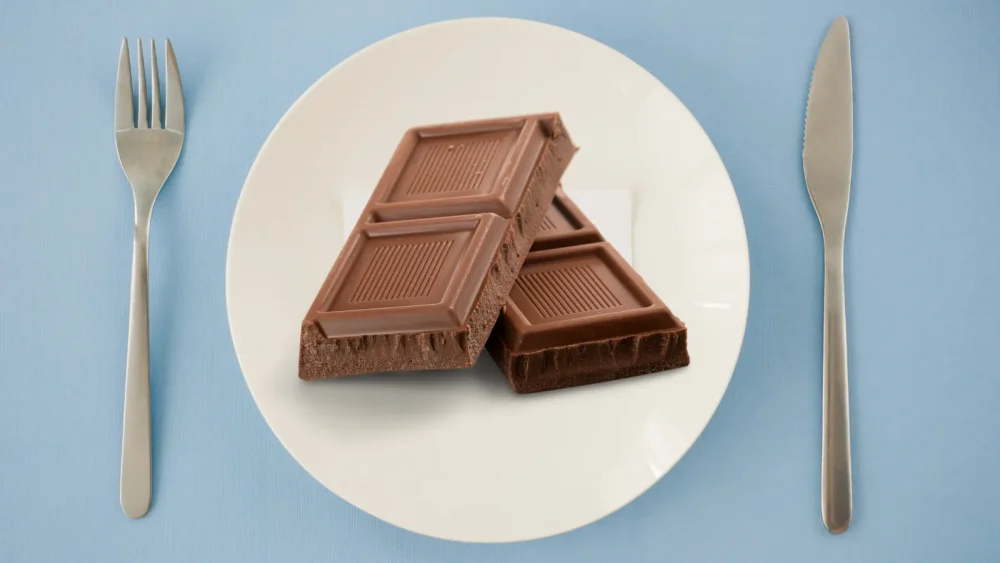 お皿に載ったチョコレートの写真