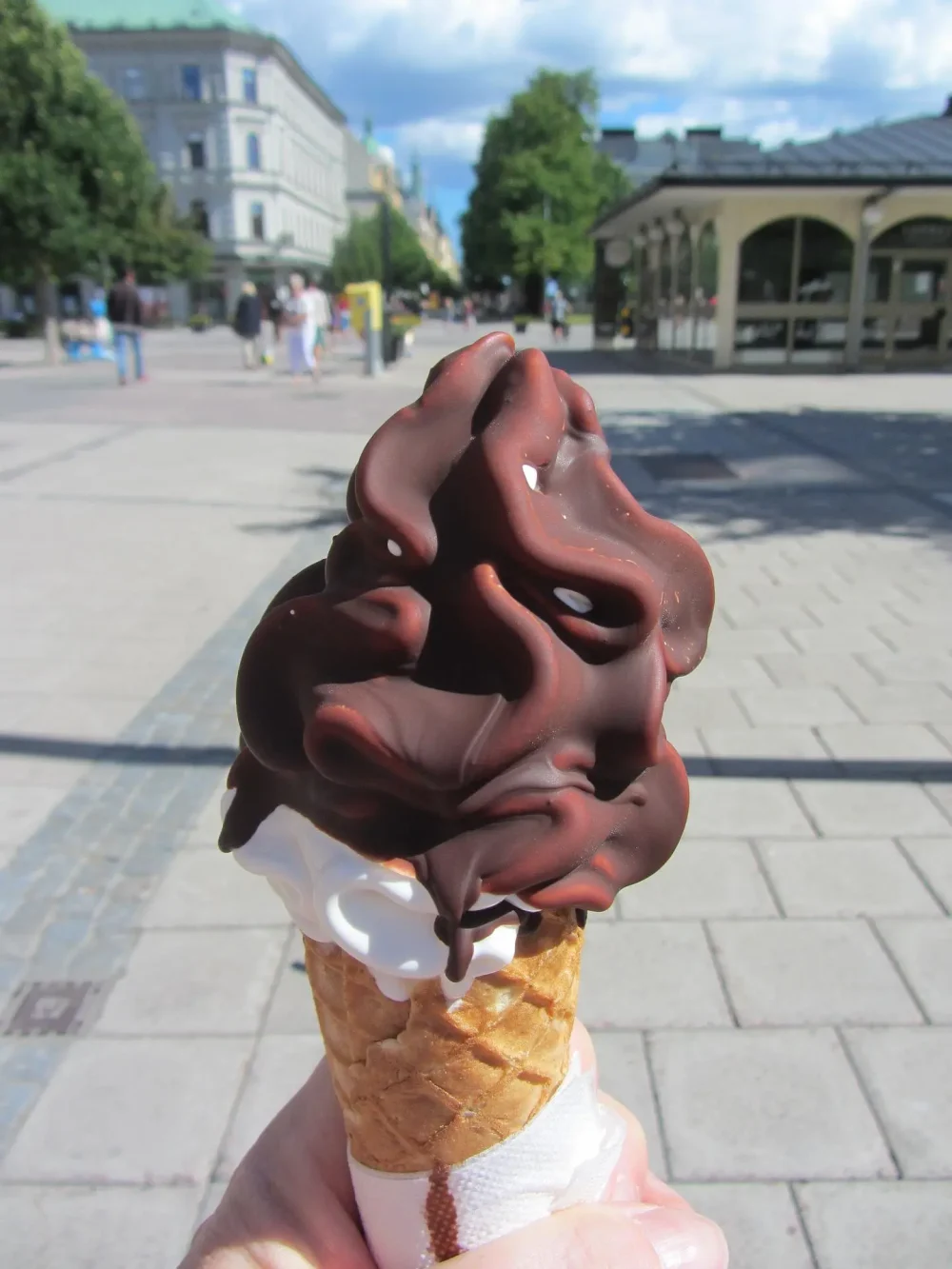 パリパリのチョコがコーティングされたアイスクリーム